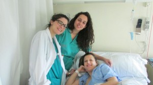De izquierda a derecha: Marta Salinas, Rocío Calderón junto a Mónica y su bebé Evan